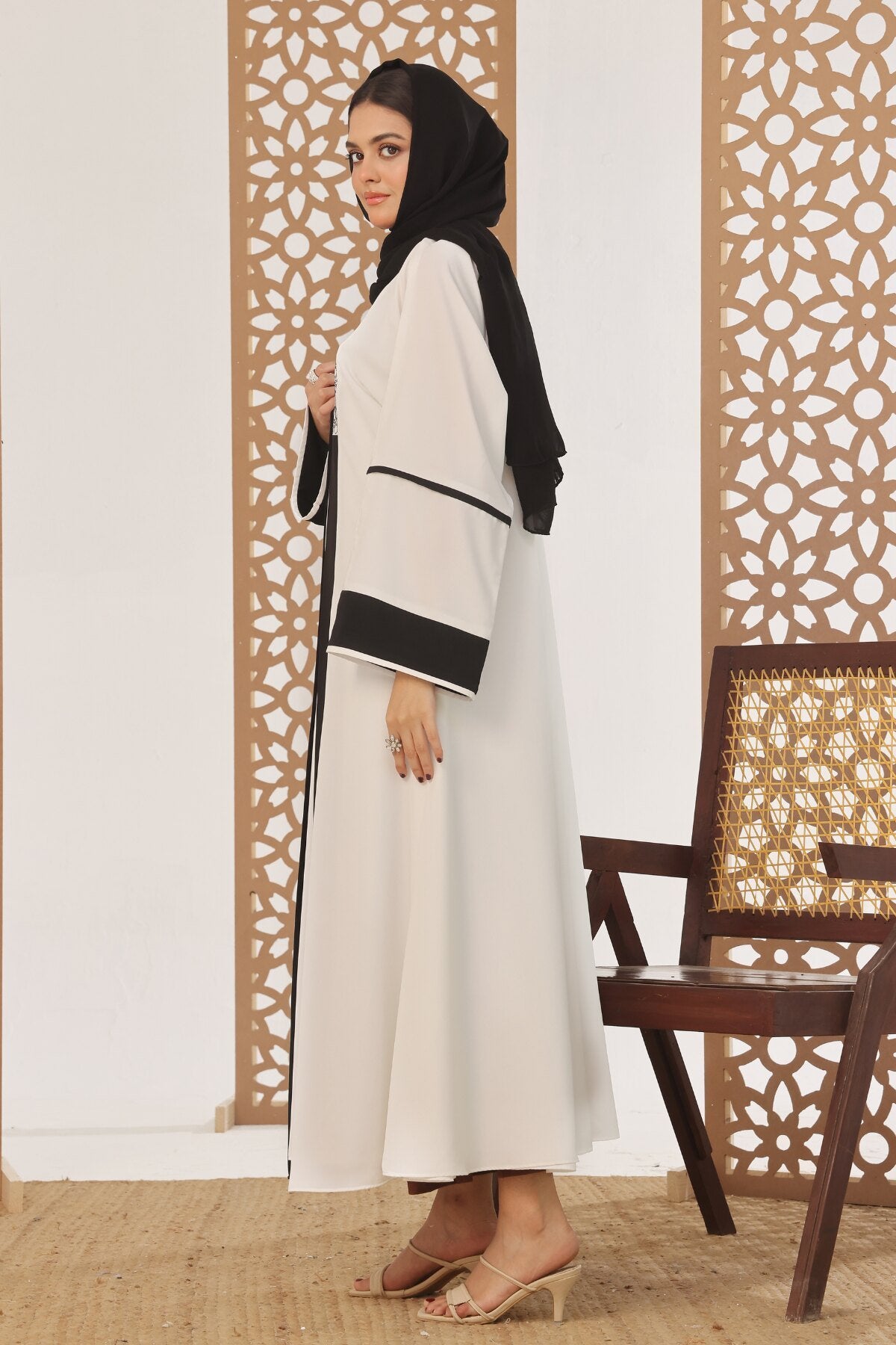 Black Arabic Shrug Abaya